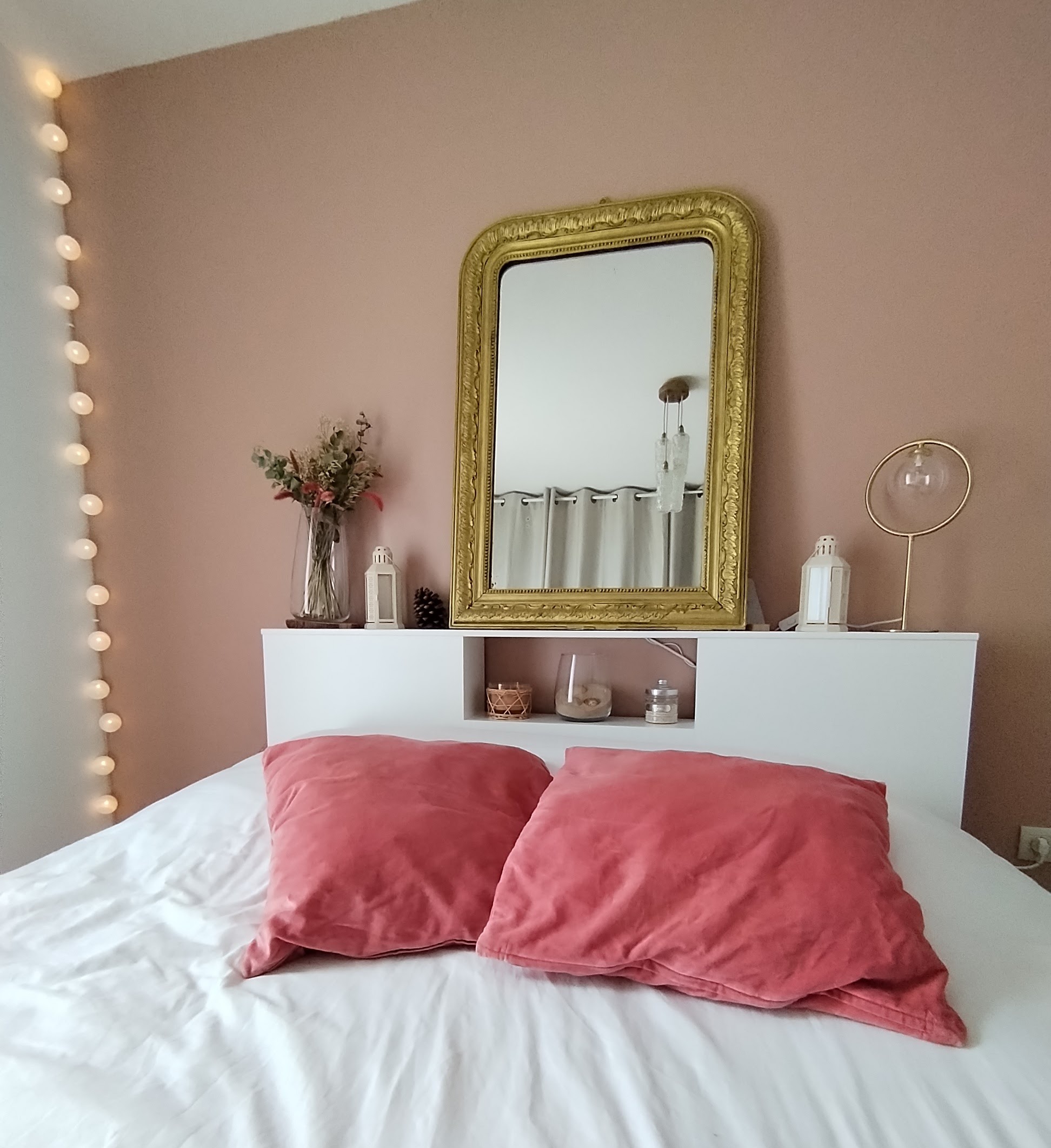 Chambre rose avec miroir doré